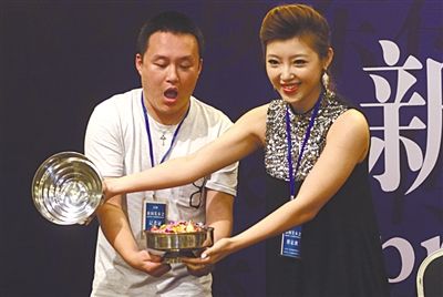  魔術師王璐和現場一位記者表演“空盆出彩”。