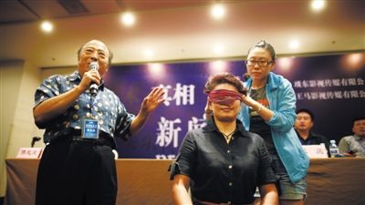  昨日，“中國魔王”傅騰龍和弟子徐越合作表演魔術“心靈感應”。當日，傅家班向媒體展示魔術，駁斥王林自稱的“神功”。